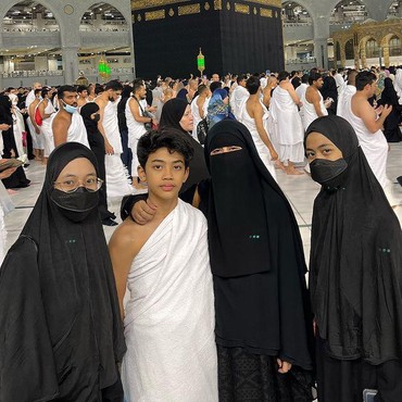 7 Potret Umi Pipik & Anak Jalani Umrah di Bulan Ramadan