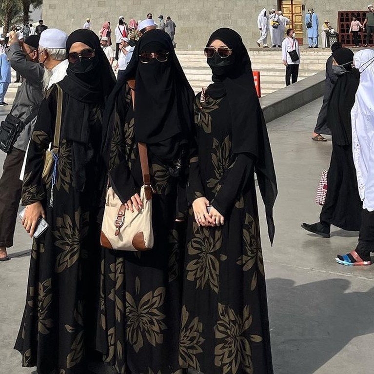 Ummi Pipik dan Ketiga Anaknya Ummi Pipik dan Ketiga Anaknya