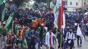 Ribuan Mahasiswa hingga Ojol Geruduk Kantor DPRD Lampung