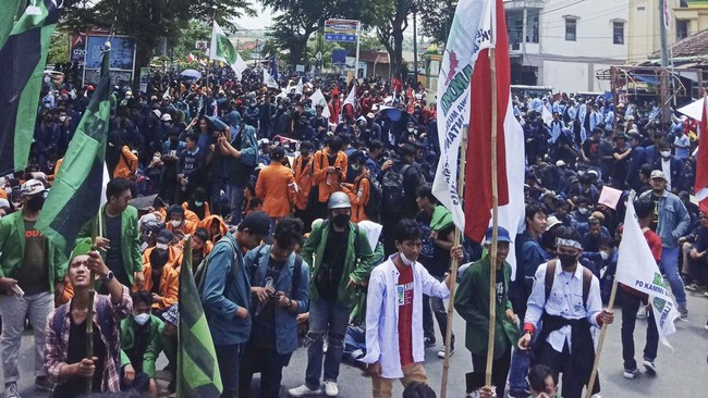 Massa mahasiswa Lampung yang tergabung dalam Aliansi Lampung Memanggil menggeruduk kantor DPRD Lampung, Bandar Lampung pada hari ini, Rabu (13/4).
