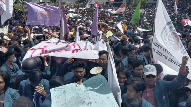 Aksi mahasiswa Lampung dan elemen masyarakat, long march, penuhi jalan arteri di Bandar Lampung menuju pusat pemerintahan provinsi.