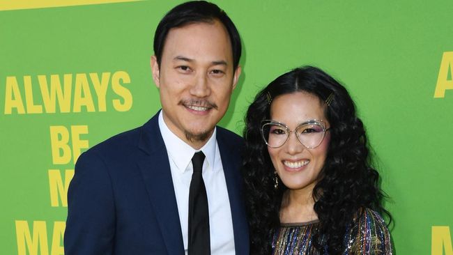 Komedian Ali Wong dan suaminya, Justin Hakuta, memutuskan bercerai setelah delapan tahun menikah dan dikaruniai dua orang anak.