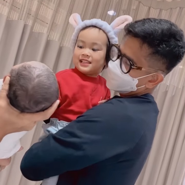<p>Kelahiran Baby Kamya turut disambut sang kakak, Sada Amina Hanara. Sada yang kini berusia 2 tahun tampak begitu bahagia menyambut kehadiran adik kecilnya. (Foto: Instagram @kamya_aisahanara)</p>