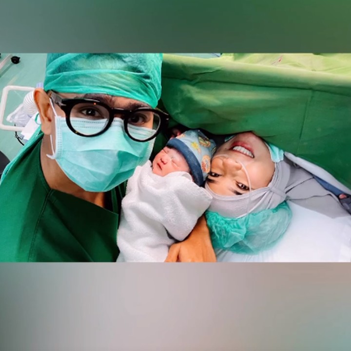 <p>Fitri Tropica alias Fitrop baru saja melahirkan anak keduanya pada 11 April 2022 di RSIA Bina Medika Bintaro, Bunda. Anak kedua Fitrop ini berjenis kelamin perempuan. (Foto: Instagram @fitrop)</p>
