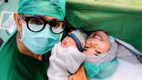 <p>Fitri Tropica alias Fitrop baru saja melahirkan anak keduanya pada 11 April 2022 di RSIA Bina Medika Bintaro, Bunda. Anak kedua Fitrop ini berjenis kelamin perempuan. (Foto: Instagram @fitrop)</p>