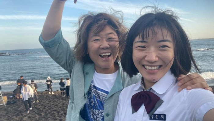 Baru-baru ini, Shim Dal Gi muncul dalam drama Our Blues yang tayang di Netflix, sebagai Jung Eun Hui (Lee Jung Eun) versi remaja. Kemampuan aktingnya yang natural dan mirip dengan Jung Eun Hui dewasa membuat dirinya menuai banyak pujian dari penonton./ foto: instagram.com/dalki612