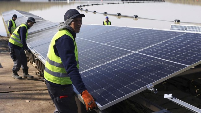 Ketua Umum Asosiasi Energi Surya Indonesia Fabby Tumiwa menuding PT PLN (Persero) mempersulit warga untuk membangun Pembangkit Listrik Tenaga Surya (PLTS) Atap.