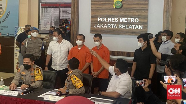 Polisi tegaskan korban pengeroyokan bos PS Store, Nur Alamsyah, tak memiliki hubungan keluarga dengan Wakapolri Komjen Gatot Eddy Pramono.