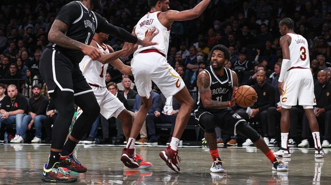 Kyrie Irving menjadi bintang meski sedang puasa saat Brooklyn Nets mengalahkan Cleveland Cavaliers 115-108 pada play-in Wilayah Timur NBA.