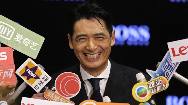 Chow Yun Fat pekan lalu memamerkan rambut putihnya yang rapi ketika menghadiri acara di Hong Kong.