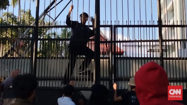 Polisi menetapkan sebelas mahasiswa sebagai tersangka setelah seorang Satpam Kejari Palopo meninggal tertimpa pagar saat demo di Hari Bhakti Adhyaksa.