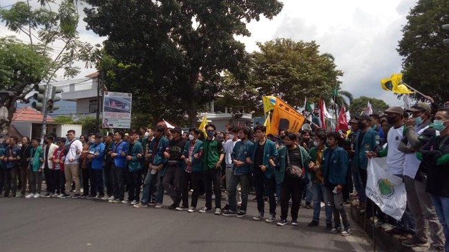 Mahasiswa menyuarakan penolakan perpanjangan masa jabatan presiden di depan kantor DPRD Lampung. Sempat bersitegang dengan aparat yang berjaga ketat.