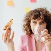 Penuhi Kebutuhan Cairan Tubuh Walau Sedang Puasa, Simak Caranya Berikut Ini!