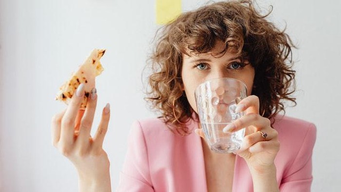 Penuhi Kebutuhan Cairan Tubuh Walau Sedang Puasa, Simak Caranya Berikut Ini!