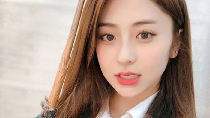 Perempuan kelahiran tahun 2001 ini merupakan keturunan Korea-Amerika. Sebelum menjadi trainee di Korea, ia sempat tinggal di Amerika bersama kedua orangtuanya yang juga membuat Yunjin fasih berbahasa Inggris./ foto: instagram.com/yunjinsite