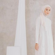 7 Inspirasi OOTD Hijab dengan Nuansa Putih, Gaya Simpel Tapi Buat Penampilan Lebih Glowing