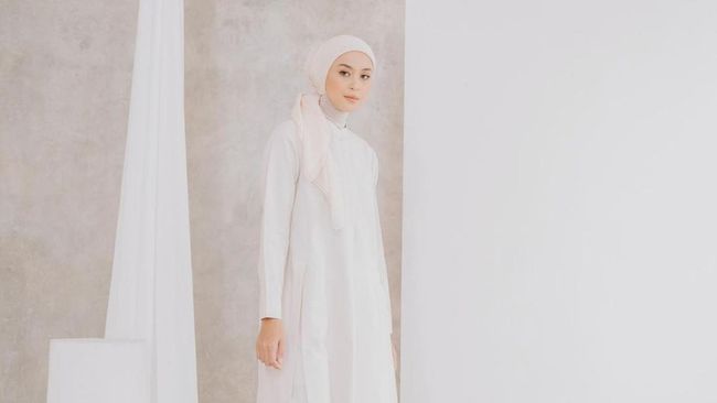 7 Inspirasi OOTD Hijab dengan Nuansa Putih, Gaya Simpel Tapi Buat