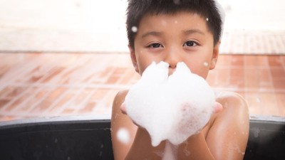 Kalau Cuma di Rumah Aja, Anak Cukup Mandi Sekali Sehari