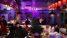 FOTO: Inflasi Menggigit Warung Makan di Asia
