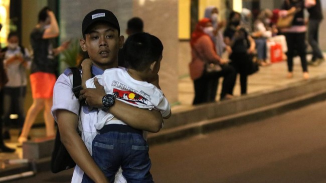 Saat alarm berbunyi, petugas langsung menginstruksikan pengunjung untuk mengevakuasi diri. Selain itu mereka juga diimbau untuk menjauhi kaca.