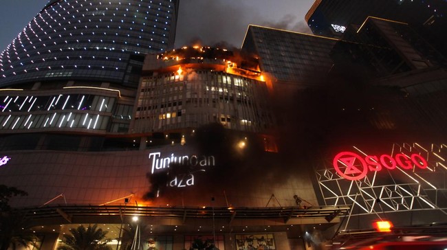 Anggota DPRD Surabaya Imam Syafii meminta Pemkot menghentikan sementara operasional Tunjungan Plaza 5 sampai Sertifikat Laik Fungsi diperpanjang lagi.