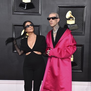 Travis Barker Pamer Tato Gambar Mata Kourtney Kardashian