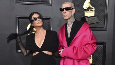 Travis Barker Pamer Tato Gambar Mata Kourtney Kardashian