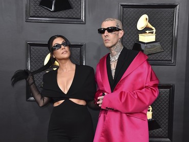 img-title Buru-buru Dilarikan ke Rumah Sakit, Travis Barker Menderita Pankreatitis