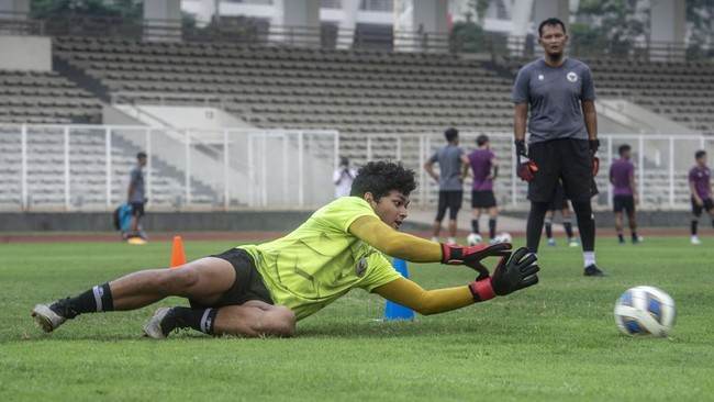 Kiper Timnas Indonesia U-22, Muhammad Adi Satryo akhirnya berjumpa dengan sang buah hati usai berjuang di SEA Games 2023.