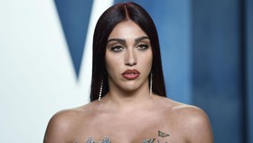 Putri Madonna Jadi Model Calvin Klein, Pamer Rambut Ketiak