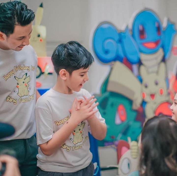 <p>Lucunya King Faaz yang malu-malu saat diucapkan selamat ulang tahun oleh Arsy, nih, Bunda. (Foto: Instagram @ashanty_ash)</p>