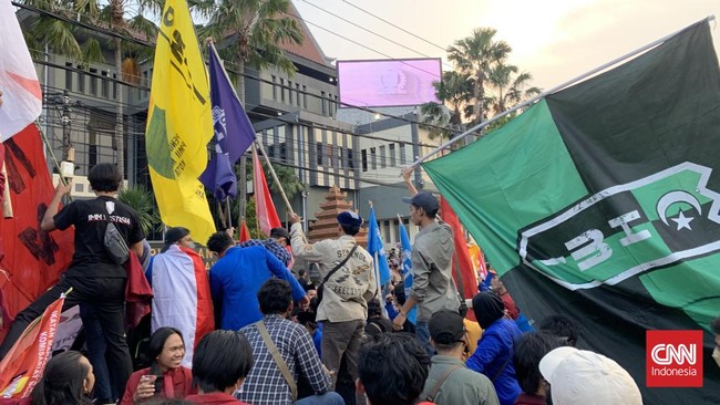 Ribuan mahasiswa gabungan kampus dan organisasi masih bergejolak di sejumlah daerah protes Jokowi 3 periode hingga kenaikan BBM dan PPN.