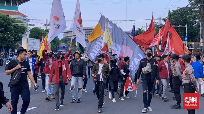 Ribuan aparat kepolisian diterjunkan mengawal aksi Aliansi Mahasiswa Surabaya di Gedung DPRD Jawa Timur (Jatim), Kamis (14/4).