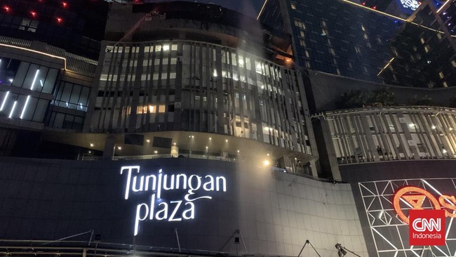 Walkot Surabaya Eri Cahyadi mengatakan api kebakaran diduga berasal dari lantai 5 yang kemudian menjalar hingga ke lantai 12 Tunjungan Plaza.