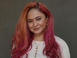 Tampak Makin Bahagia, Intip Gaya Baru Marshanda Berambut Pink