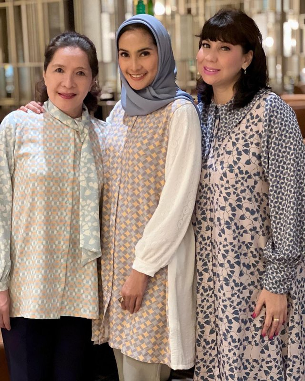 Penampilan Maudy Koesnaedi saat buka puasa bareng keluarga