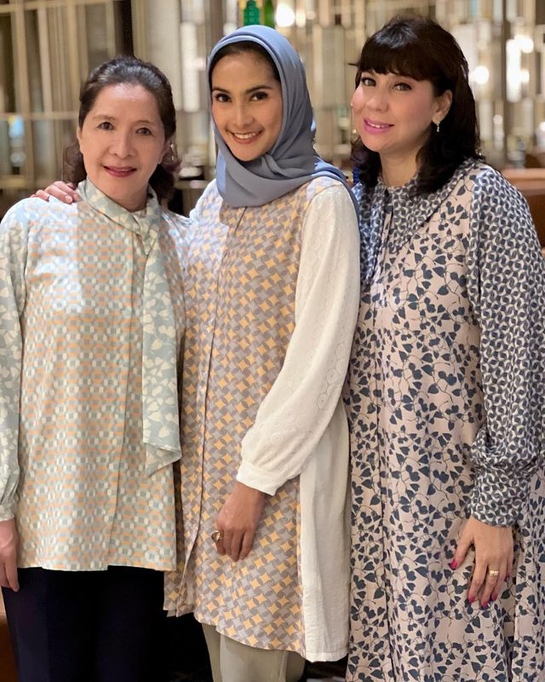 Maudy Koesnaedi Penampilan Maudy Koesnaedi saat buka puasa bareng keluarga