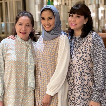 Buka Puasa Mengenakan Hijab, Maudy Koesnaedi Tuai Pujian