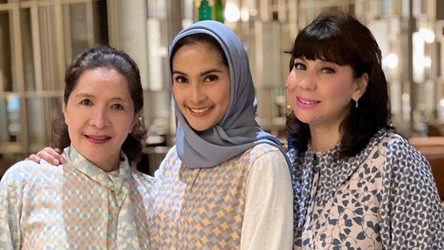 Penampilan Maudy Koesnaedi saat buka puasa bareng keluarga