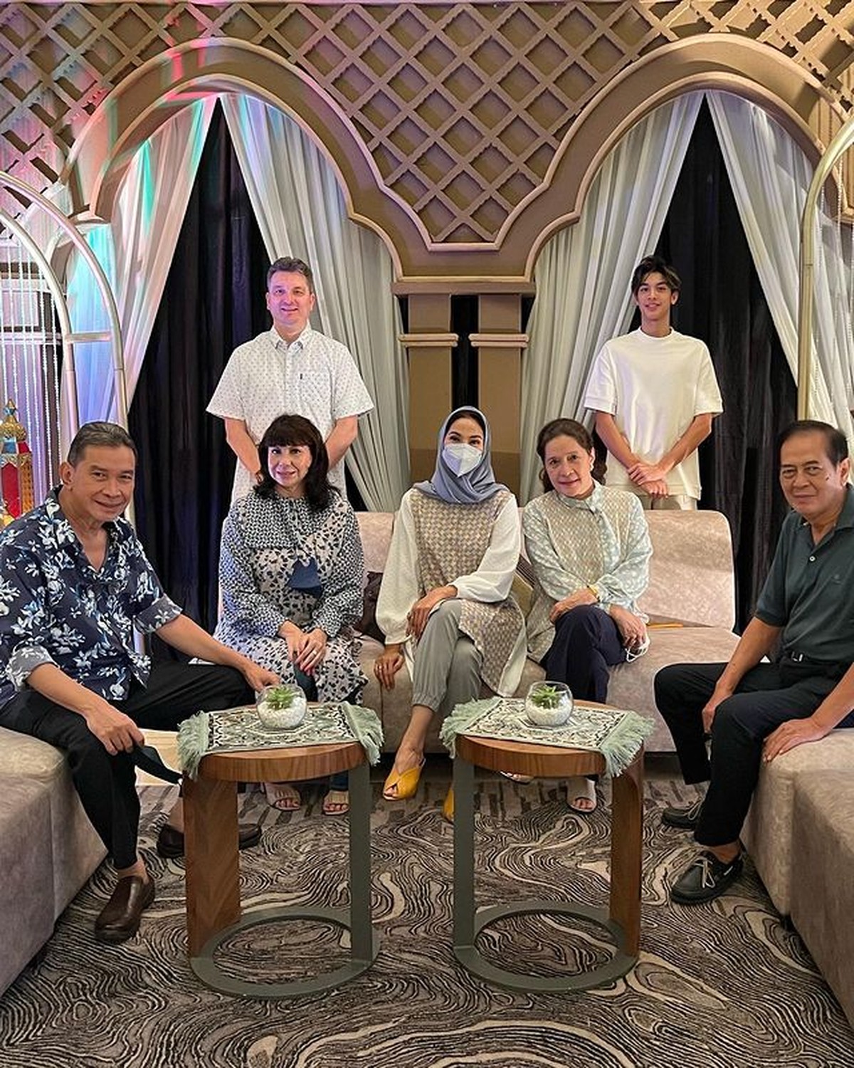 Penampilan Maudy Koesnaedi saat buka puasa bareng keluarga