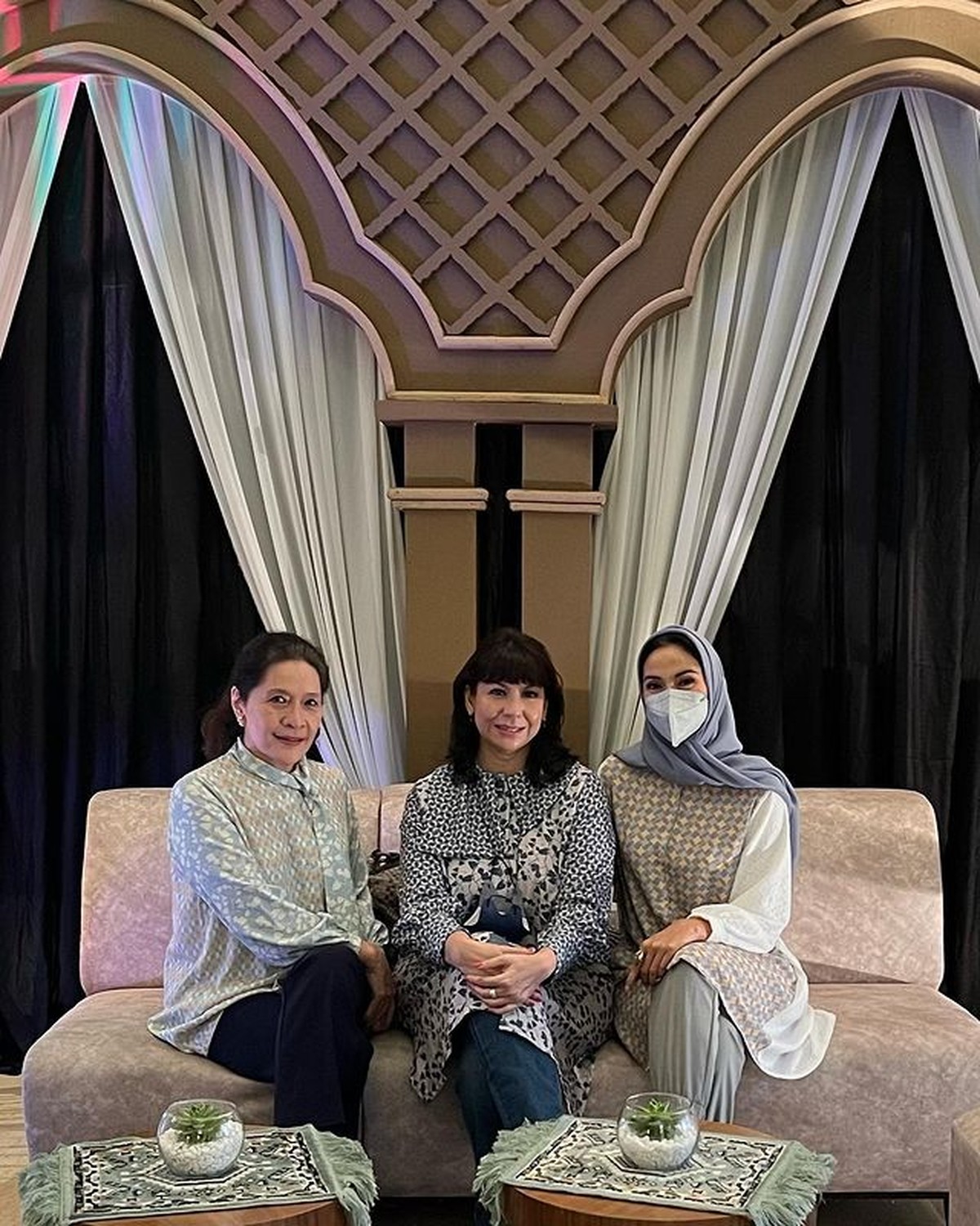 Penampilan Maudy Koesnaedi saat buka puasa bareng keluarga