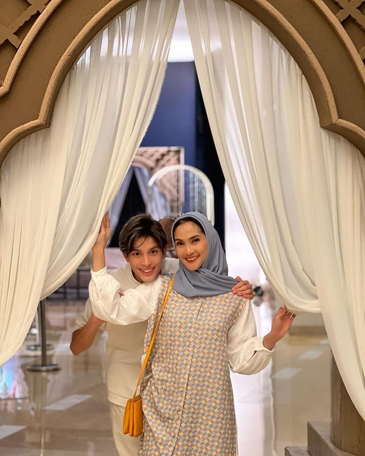 Penampilan Maudy Koesnaedi saat buka puasa bareng keluarga