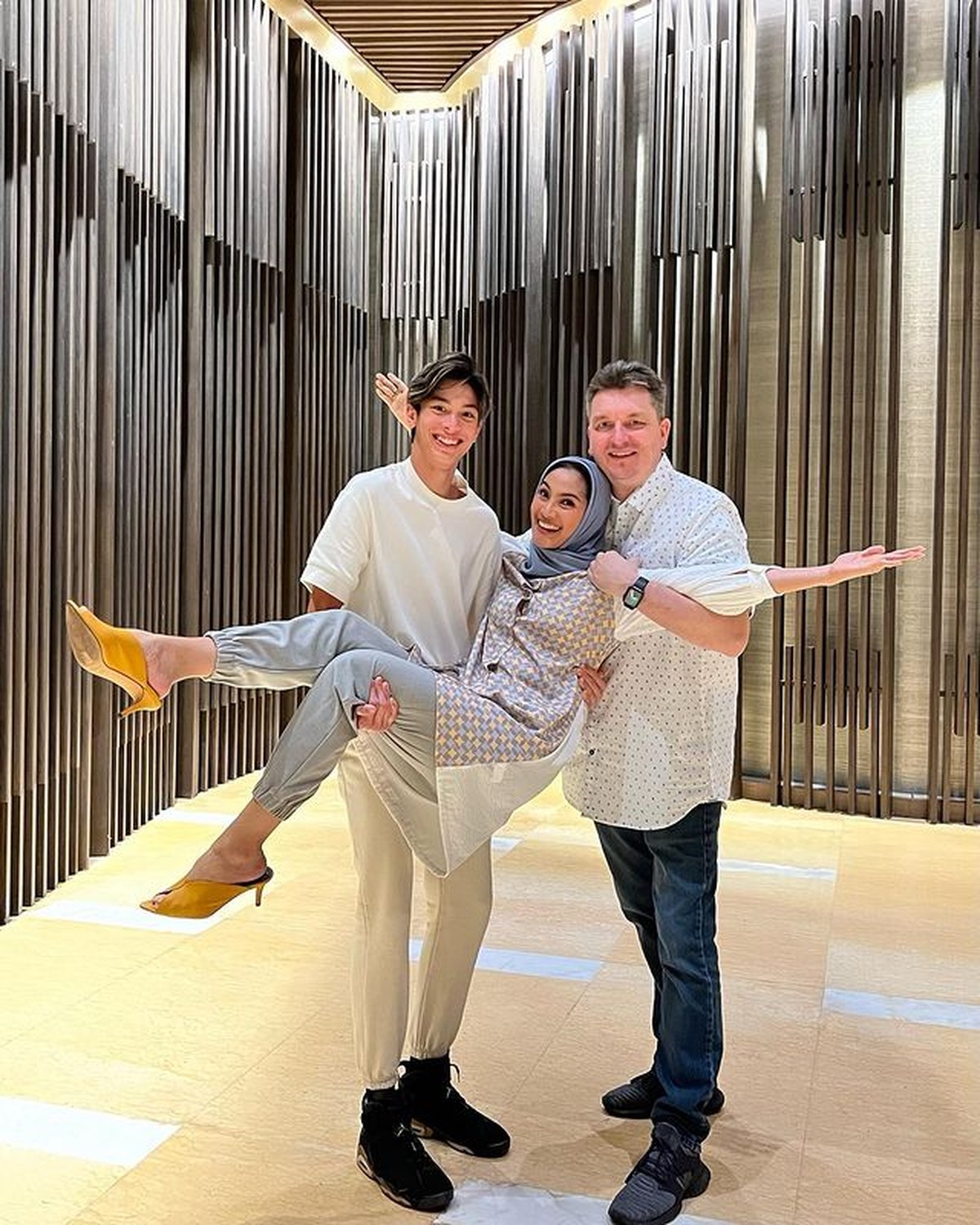 Penampilan Maudy Koesnaedi saat buka puasa bareng keluarga