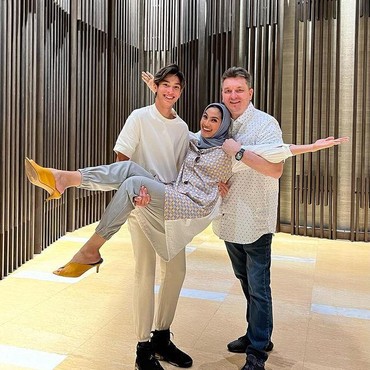 6 Potret Penampilan Maudy Koesnaedi Saat Buka Bareng Keluarga Jadi Sorotan