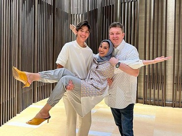 img-title 6 Potret Penampilan Maudy Koesnaedi Saat Buka Bareng Keluarga Jadi Sorotan