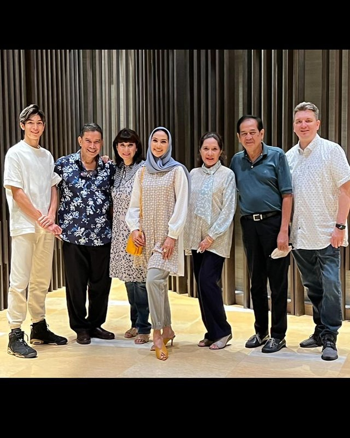 Penampilan Maudy Koesnaedi saat buka puasa bareng keluarga