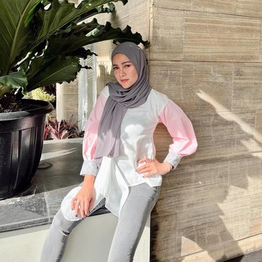 Pamer Foto Dirangkul Pria, Mata Sembab Olla Ramlan Jadi Sorotan