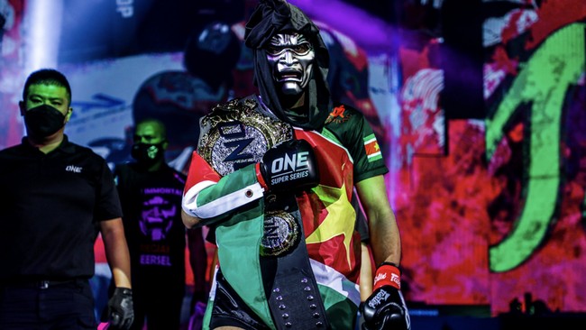 Kickboxer asal Belanda, Regian Eersel kerap tampil dengan ciri khas topeng menyeramkan yang menegaskan julukannya sebagai 'The Immortal.