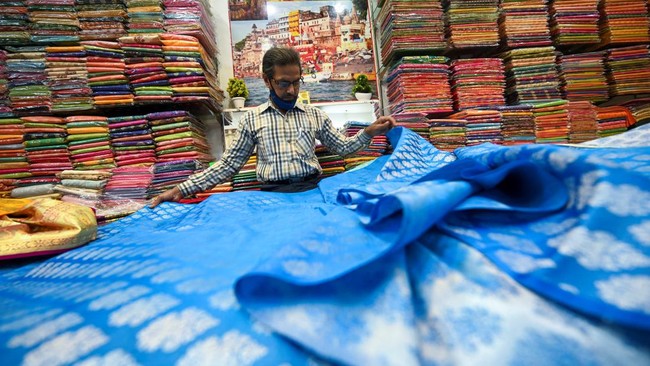 FOTO: Menjaga Tradisi Tenun Sari India Tetap Hidup
