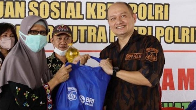 Penyaluran 100 paket bansos itu ditujukan kepada para purnawirawan, warakawuri, dan anak yatim atau piatu yang tinggal di Komplek Polri Ulujami, Jakarta.